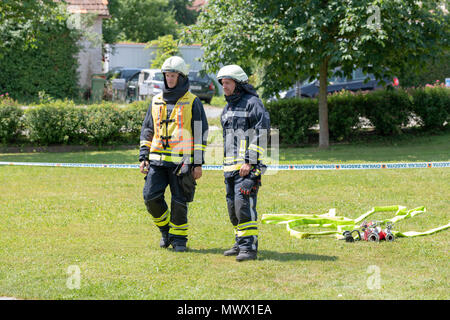 Maribor, Slovénie. Le 2 juin 2018. Les travailleurs des services d'urgence former dans l'action avec les sauveteurs, pompiers, de la police et de la Croix-Rouge à Slovenska Bistrica pour garantir l'état de préparation en cas d'urgence. Majorité des participants sont des volontaires locaux dans les pompiers et croix rouge. Credit : Andrej Safaric/Alamy Live News Banque D'Images