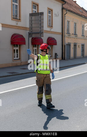 Maribor, Slovénie. Le 2 juin 2018. Les travailleurs des services d'urgence former dans l'action avec les sauveteurs, pompiers, de la police et de la Croix-Rouge à Slovenska Bistrica pour garantir l'état de préparation en cas d'urgence. Majorité des participants sont des volontaires locaux dans les pompiers et croix rouge. Credit : Andrej Safaric/Alamy Live News Banque D'Images