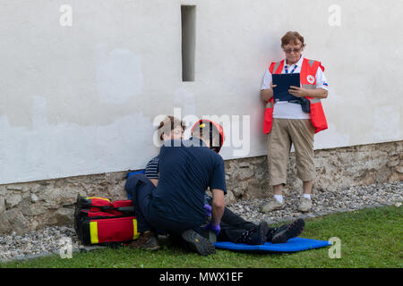 Maribor, Slovénie. Le 2 juin 2018. Les travailleurs des services d'urgence former dans l'action avec les sauveteurs, pompiers, de la police et de la Croix-Rouge à Slovenska Bistrica pour garantir l'état de préparation en cas d'urgence. Majorité des participants sont des volontaires locaux dans les pompiers et croix rouge. Credit : Andrej Safaric/Alamy Live News Banque D'Images