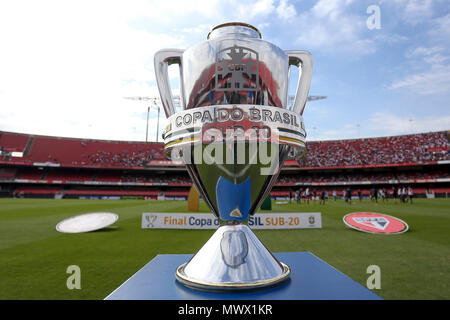 São Paulo, Brésil. 2 juin 2018. Copa do Brasil Cup pendant le match entre São Paulo et Corinthiens tenue à l'Estádio Cícero Pompeu de Toledo, Morumbi, zone sud de São Paulo. La correspondance est la seconde valide pour le Brésil 2018 Finale de la Coupe du Monde des moins de 20. (Photo : Marco Galvão/Fotoarena) Crédit : Foto Arena LTDA/Alamy Live News Crédit : Foto Arena LTDA/Alamy Live News Crédit : Foto Arena LTDA/Alamy Live News Banque D'Images