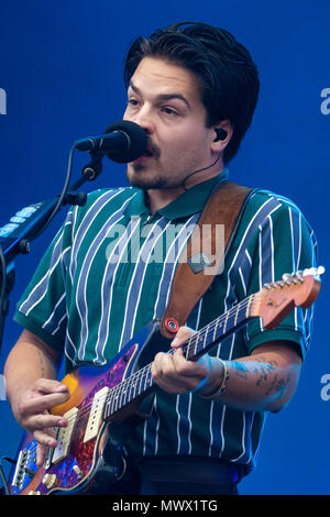 Nuremberg, Allemagne. 2 juin 2018. Clemens Rehbein, frontman du groupe allemand Milky Chance, fonctionne à l'open-air festival "Rock im Park". Photo : Daniel Karmann/dpa dpa : Crédit photo alliance/Alamy Live News Banque D'Images