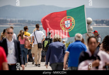 31 mai 2018, Lisbonne, Portugal : les touristes autour d'un drapeau portugais à Lisbonne. Photo : Michael Kappeler/dpa Banque D'Images