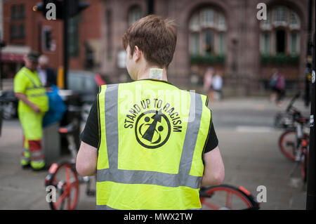 Manchester, UK. 2 juin 2018. Un délégué syndical à la défendre contre le racisme à l'encontre de la démonstration de Football Association Démocratique Lads mars à Manchester, deux semaines après l'anniversaire de la bombe de Manchester. La marche a été rencontré par une contre-manifestation par organisé par résister au racisme. Credit : SOPA/Alamy Images Limited Live News Banque D'Images