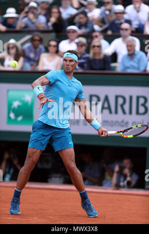 Paris, France. 2 juin, 2018. Rafael Nadal de l'Espagne au cours de la concurrence masculine troisième match contre Richard Gasquet de la France à l'Open de France 2018 Tournoi de tennis à Paris, France le 2 juin 2018. Credit : Luo Huanhuan/Xinhua/Alamy Live News Banque D'Images