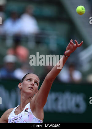 Paris, France. 2 juin 2018. Karolina Pliskova de République tchèque sert pendant les dames en troisième ronde match contre Maria Sharapova, de la Russie à l'Open de France 2018 Tournoi de tennis à Paris, France le 2 juin 2018. Credit : Luo Huanhuan/Xinhua/Alamy Live News Banque D'Images