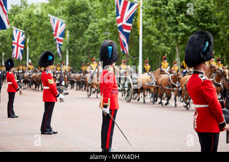 Londres, Royaume-Uni. 2 juin 2018. Droit des membres des forces armées en uniforme de cérémonie de service en cours de l'examen du Colonel. L'examen du Colonel est la deuxième répétition pour la parade la parade de couleur. Prise sur le Mall, Londres. Crédit : Kevin Frost/Alamy Live News Banque D'Images