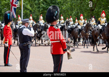 Londres, Royaume-Uni. 2 juin 2018. Droit des membres des forces armées en uniforme de cérémonie de service en cours de l'examen du Colonel. L'examen du Colonel est la deuxième répétition pour la parade la parade de couleur. Prise sur le Mall, Londres. Crédit : Kevin Frost/Alamy Live News Banque D'Images