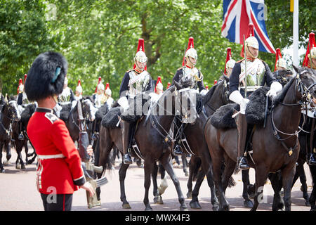 Londres, Royaume-Uni. 2 juin 2018. Droit des membres des forces armées en uniforme de cérémonie de service en cours de l'examen du Colonel. L'examen du Colonel est la deuxième répétition pour la parade la parade de couleur. Prise sur le Mall, Londres. Crédit : Kevin Frost/Alamy Live News Banque D'Images