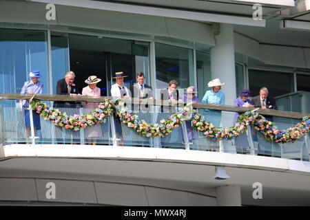 Epsom Downs Surrey UK. 2 juin 2018. La reine Elizabeth et vous pourrez suivre la course du Royal balcon sur Derby Day at Epsom Downs. Credit : Julia Gavin/Alamy Live News Crédit : Julia Gavin/Alamy Live News Banque D'Images