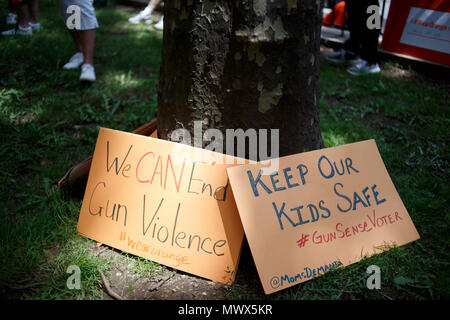 New York, NY, USA. 2 juin, 2018. Signes reste contre un arbre avant que les jeunes plus de fusils de mars Brooklyn à Manhattan. Crédit : Michael Candelori/ZUMA/Alamy Fil Live News Banque D'Images