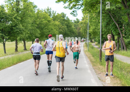 Stockholm, Suède. 2 juin 2018. Porteur dans un environnement luxuriant pendant le marathon de Stockholm 2018 en conditions très chaudes. Credit : Stefan Holm/Alamy Live News Banque D'Images