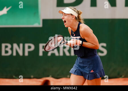 Paris, France. 2 juin, 2018. Angelique Kerber de l'Allemagne fait son chemin dans la ronde des 16 au jour 7 à l'Open de France 2018 à Roland Garros. Crédit : Frank Molter/Alamy Live News Banque D'Images