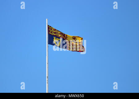 Epsom Downs Surrey UK. 2 juin 2018. Le Royal Standard flying en l'honneur de la Reine Elizabeth à Derby Day at Epsom Downs. Credit : Julia Gavin/Alamy Live News Banque D'Images