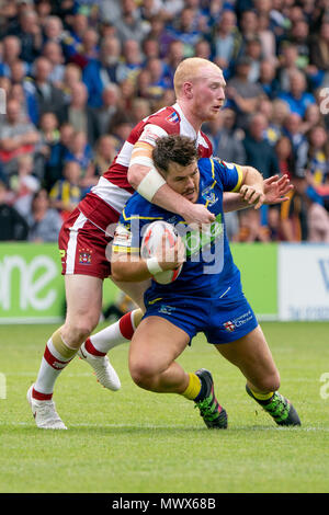 Warrington, Royaume-Uni. 2 juin 2018. Warrington Wolves's Joe Philbin est abordé par Wigan Warriors's Liam Farrell 2 JUIN 2018 , le stade Halliwell Jones, Warrington, Angleterre ; Ladbrokes de quart de finale de la Coupe Challenge, Warrington Wolves v Wigan Warriors ; Crédit : Nouvelles Images /Alamy Live News Banque D'Images