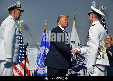 Le Président américain Donald Trump félicite Adm. Paul Zukunft, droite, au cours d'une cérémonie de passation de commandement, du SMA. Karl Schultz ressemble à l'Administration centrale de la Garde côtière 1 juin 2018 à Washington, D.C. Au cours de la cérémonie d'Adm. Karl Schultz soulagé Adm. Paul Zukunft pour devenir le 26e commandant de la Garde côtière. Banque D'Images