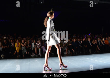 Miami, FL, USA. 01 Juin, 2018. Un model à la Agatha Ruiz de la Prada fashion show au cours de la Fashion Week de Miami (MIAFW'18) au Palais de glace Film Studios, 01 juin 2018 à Miami, en Floride. Credit : Mpi10/media/Alamy Punch Live News Banque D'Images