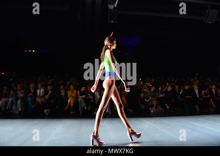 Miami, FL, USA. 01 Juin, 2018. Un model à la Agatha Ruiz de la Prada fashion show au cours de la Fashion Week de Miami (MIAFW'18) au Palais de glace Film Studios, 01 juin 2018 à Miami, en Floride. Credit : Mpi10/media/Alamy Punch Live News Banque D'Images