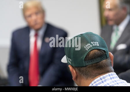 Houston, Texas - SEMAINE DU 28 MAI : Le président Donald J. Trump se réunit avec les membres de la famille de Santa Fe et de leaders communautaires jeudi 31 mai 2018, à la Garde côtière Air Station Houston de Houston, Texas sur Ellington Field Joint Reserve Base personnes : le Président Donald J. Trump Banque D'Images