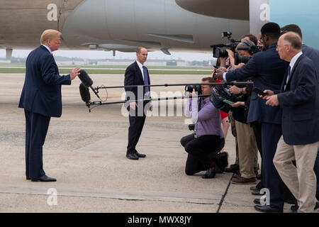 WASHINGTON, DC - SEMAINE DU 28 MAI : Le président Donald J. Trump s'arrête pour répondre aux questions des médias après son arrivée à Joint Base Andrews Jeudi, Mai 31, 2018, en route vers le Texas. People : Le président Donald J. Trump Banque D'Images