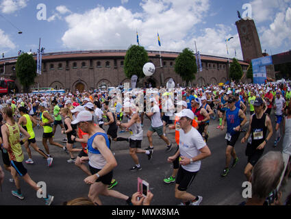 Stockholm, Suède - 2 juin 2018. Le début du 40e marathon de Stockholm 2018 en conditions très chaudes. Credit : Jari Juntunen/Alamy Live News Banque D'Images