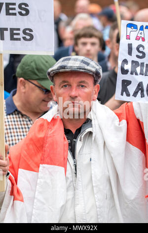 Manchester, UK. 2 juin 2018 - L'Alliance démocratique Lads Football CDCPPS (marches) et démontre par Manchester à l'appui de Tommy Robinson. Beaucoup ont montré de l'hostilité de la police et les médias, tout en scandant des slogans affiliés à l'EDL et Tommy Robinson's name. Credit : Benjamin Wareing/Alamy Live News Banque D'Images