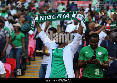 Le stade de Wembley, Londres, Royaume-Uni. 2e juin 2018. Nigéria fans . Football Match amical, l'Angleterre v Nigeria au stade de Wembley à Londres le samedi 2 juin 2018. Ce droit ne peut être utilisé qu'à des fins rédactionnelles. Usage éditorial uniquement, licence requise pour un usage commercial. Aucune utilisation de pari, de jeux ou d'un seul club/ligue/dvd publications. Photos par Andrew Verger//Andrew Orchard la photographie de sport/Alamy live news Banque D'Images