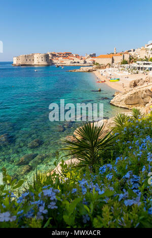 Vue sur la plage de Banje et de la vieille ville de Dubrovnik dans l'arrière-plan, la Croatie, l'Europe Banque D'Images