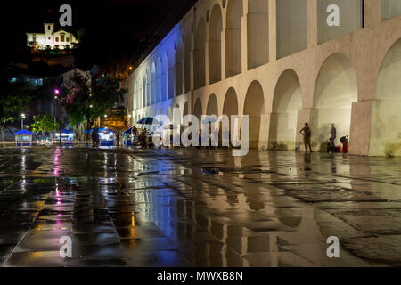 Photo de nuit de la Lapa Arches et le couvent de Santa Teresa avec des réflexions sur le sol humide peu après la pluie, Rio de Janeiro, Brésil Banque D'Images