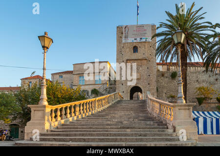 Étapes menant à la porte d'entrée de la vieille ville de Korcula au premier soleil, Korcula, Croatie, Europe Banque D'Images