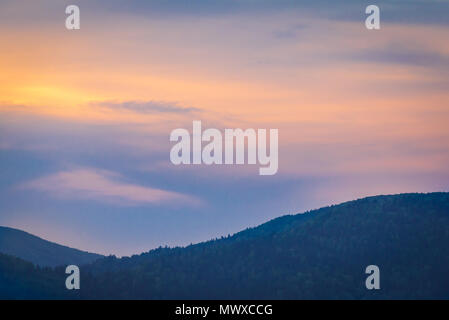 Coucher du soleil à Wetlina, dans l'ouest de Bieszczady en Pologne Banque D'Images