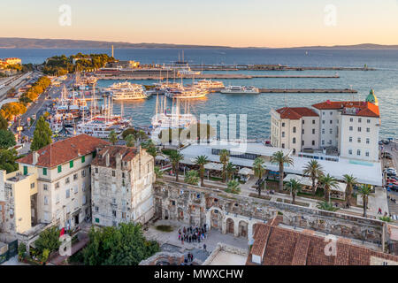 Portrait du clocher de la cathédrale sur le port, Split, Croatie, Europe Banque D'Images