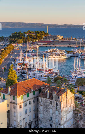 Portrait du clocher de la cathédrale sur le port, Split, Croatie, Europe Banque D'Images