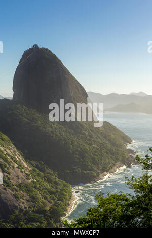 Le Pain de Sucre vu de Babilonia Hill (Morro da Babilonia), Rio de Janeiro, Brésil, Amérique du Sud Banque D'Images