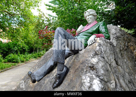 Statue d'Oscar Wilde, Merrion Square, Dublin, République d'Irlande, Europe Banque D'Images