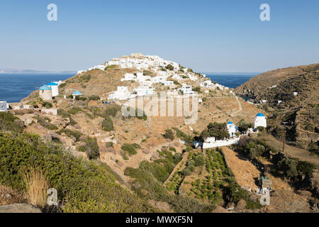 Vue sur le village perché de Kastro, Sifnos, Cyclades, Mer Égée, îles grecques, Grèce, Europe Banque D'Images