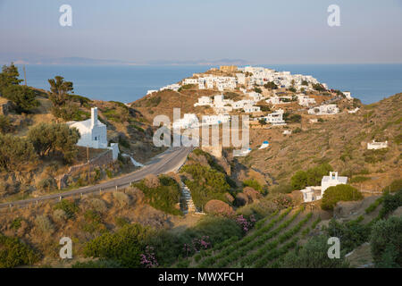 Vue sur le village perché de Kastro, Sifnos, Cyclades, Mer Égée, îles grecques, Grèce, Europe Banque D'Images