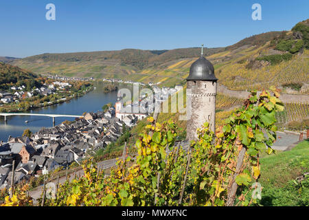 Vue depuis Runder Turm Tour pour la ville de Zell sur Moselle, Rhénanie-Palatinat, Allemagne, Europe Banque D'Images