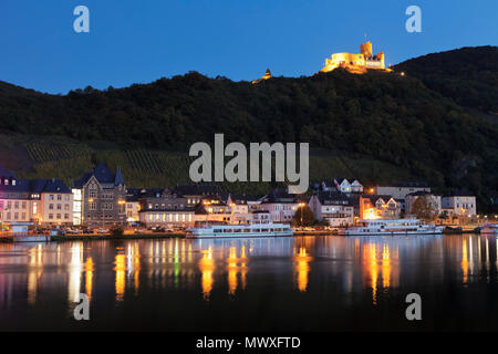 Vue sur Moselle à Bernkastel-Kues, ruines de château de Landshut, Rhénanie-Palatinat, Allemagne, Europe Banque D'Images