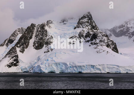 Montagnes et glaciers de False Cape Renard, Lemaire Channel Entrance, lumière du soir, Péninsule Antarctique, l'Antarctique, régions polaires Banque D'Images