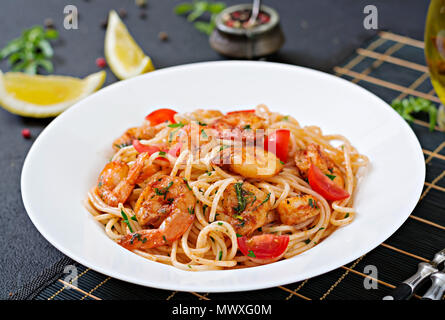 Spaghetti Pâtes aux crevettes, tomates et persil. Repas sain. Cuisine italienne. Banque D'Images
