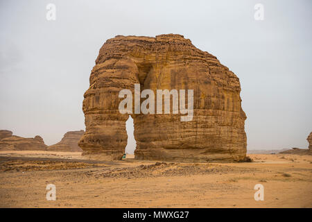 Dans l'éléphant géant arch rock, Al Ula, en Arabie Saoudite, Moyen Orient Banque D'Images
