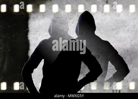 Vintage noir et blanc doublé silhouette de jeune homme avec sweat à capuche et bande de film. Banque D'Images