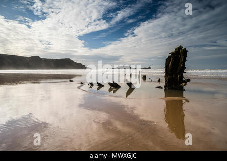 Helvetia naufrage et nuages reflétée dans le sable humide, à marée basse, Rhossili Bay, la péninsule de Gower, dans le sud du Pays de Galles, Royaume-Uni, Europe Banque D'Images