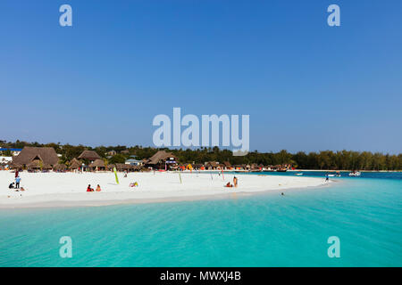 Plage en face de l'hôtel Kendwa, île de Nungwi, Zanzibar, Tanzanie, Afrique orientale, Afrique du Sud Banque D'Images