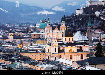 Vue sur la vieille ville, site du patrimoine mondial de l'UNESCO, la cathédrale de Salzbourg et à la brunante, Salzburg, Autriche, Europe Banque D'Images