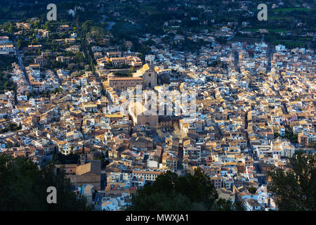 Vue aérienne de la vieille ville et l'église de Sion Monti, Pollenca, Majorque, Iles Baléares, Espagne, Méditerranée, Europe Banque D'Images