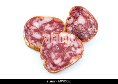 Vue de dessus de détail macro tranches de salami, pepperoni fumé en tranches, jambon cru italien ,texture jambon cru isolé sur fond blanc , avec clipping Banque D'Images