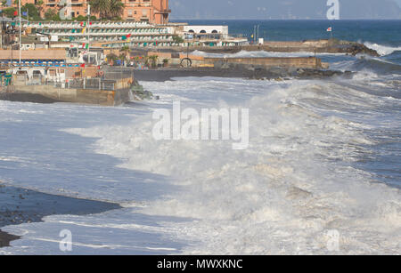 Surf rugueux, moussant mer, le fracas des vagues sur les rochers près de city Gênes Italie Banque D'Images