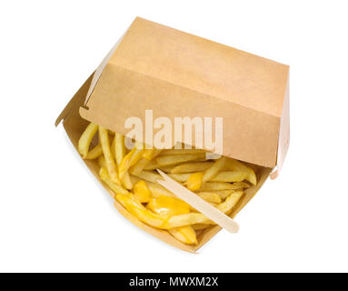 Boîte de frites, pommes de terre frites avec sauce au fromage jaune ou marron boîte fond blanc isolé Vue supérieure avec chemin de détourage. Banque D'Images