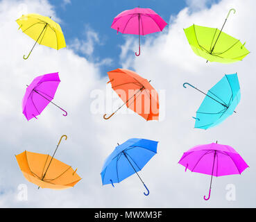 Des parasols colorés et beaux en fond de ciel bleu, décoration de la rue. Banque D'Images